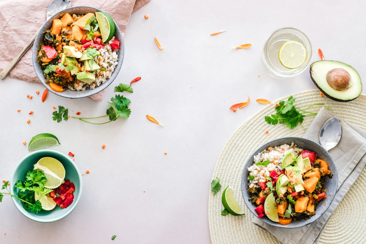 Protein-rich bowl with grains and legumes